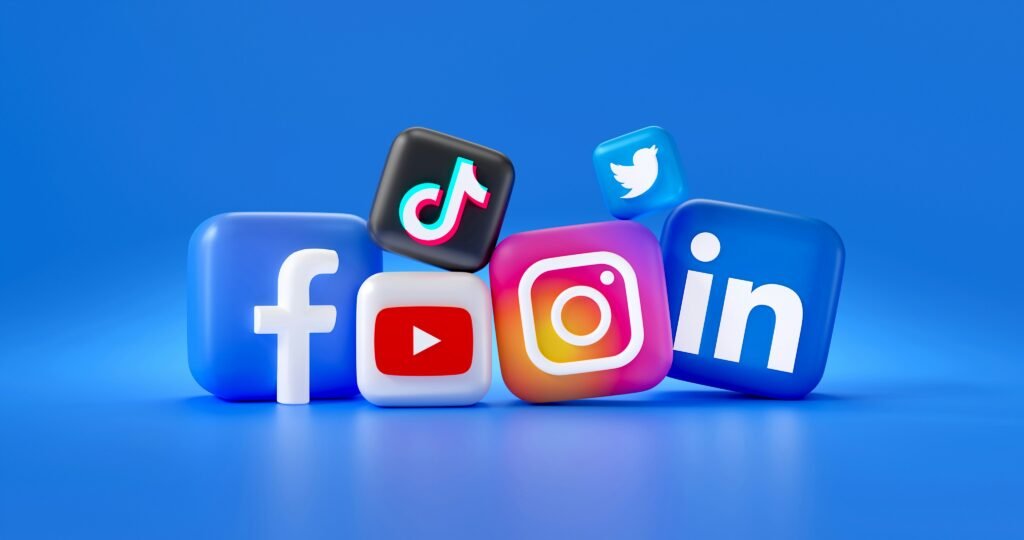 Icônes 3D de plateformes de médias sociaux populaires, notamment Facebook, YouTube, Instagram, TikTok, Twitter et LinkedIn, disposées sur un fond bleu.