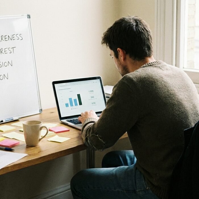 Un responsable marketing élaborant une stratégie de génération de leads avec un tunnel de conversion.